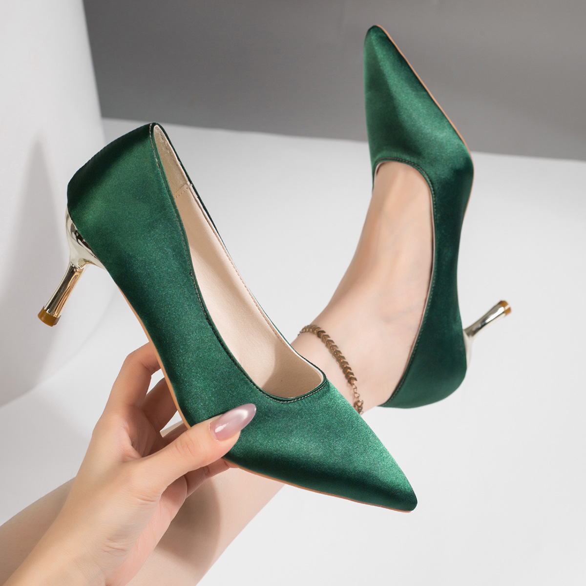 Court Heel Pointed - Женские зеленые атласные туфли-лодочки с заостренным